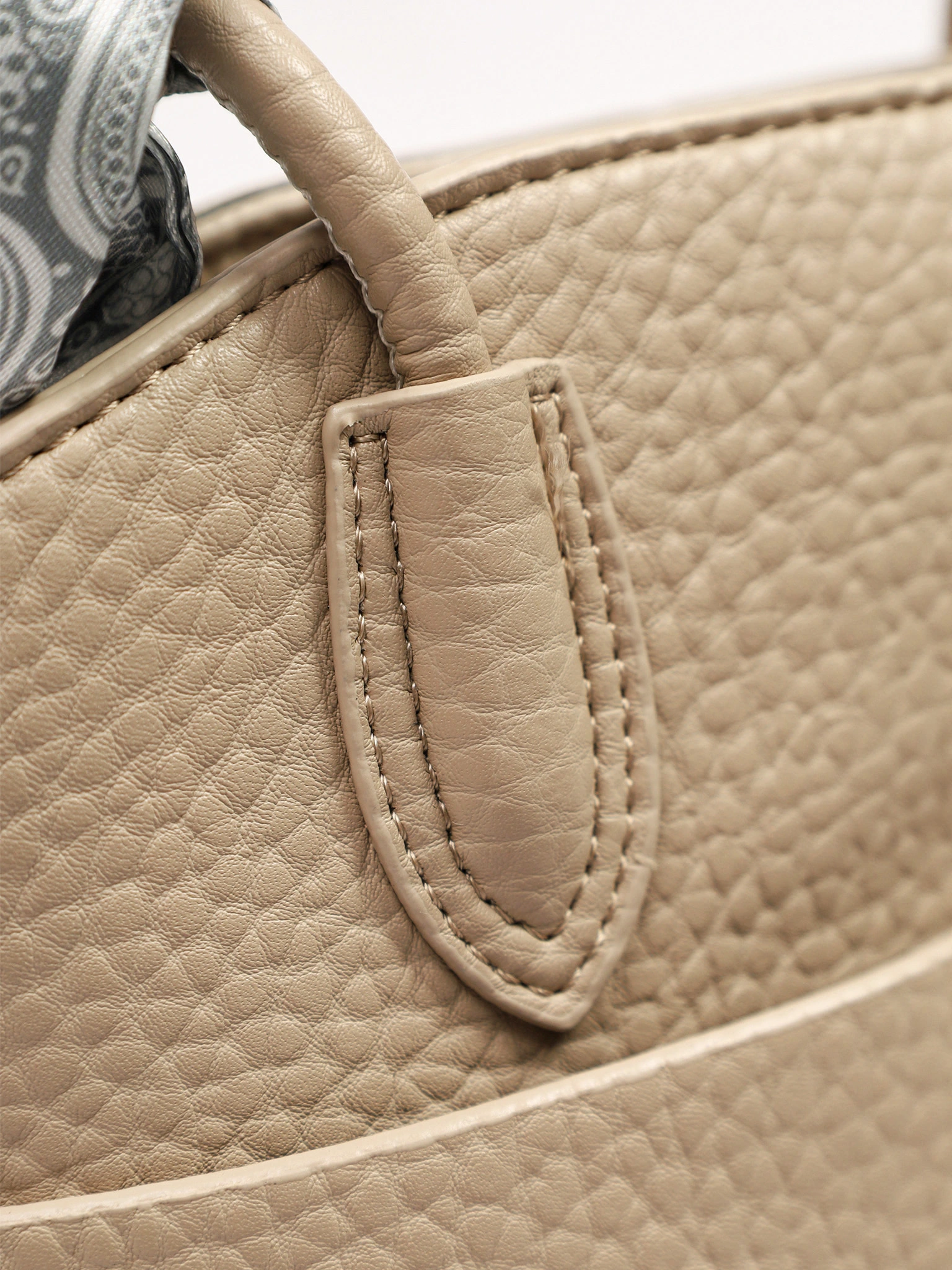 Сумка-тоут с округлыми ручками и декоративным платком в ассортименте